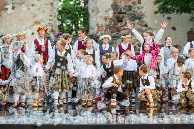 Tautas deju kolektīvu lielkoncerts "Tikai tā"